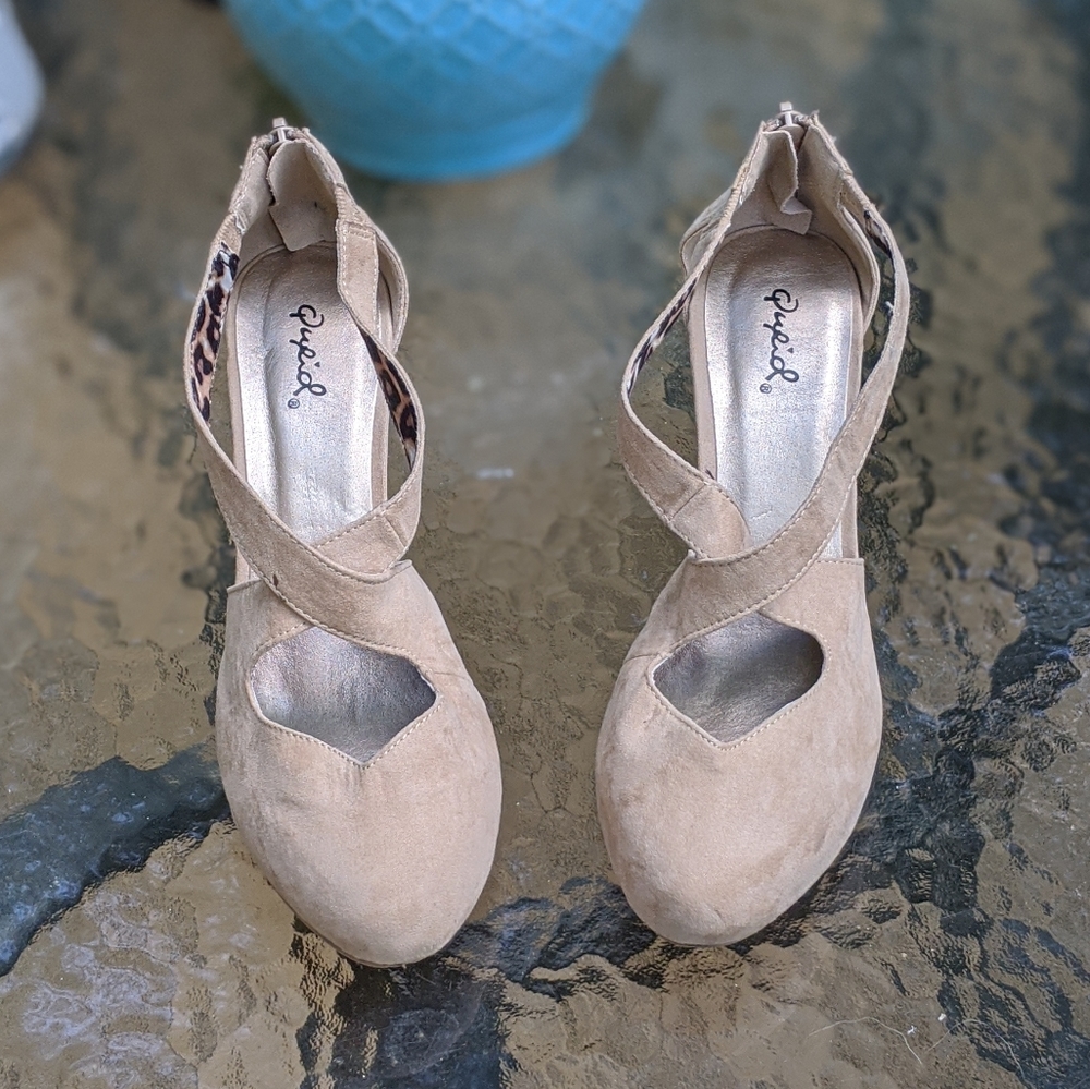 👠NWOT Suede Tan Heels